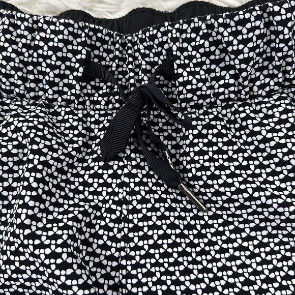 Lululemon On The Fly Short *2.5" Monochromic Black - Picture 2 of 6